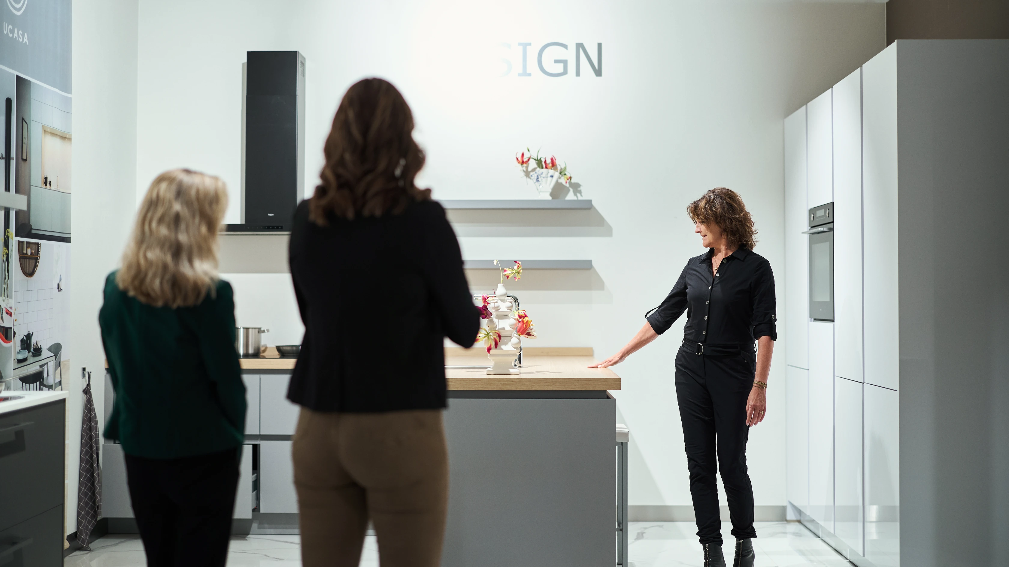 Foto van een keuken met een zitgedeelte